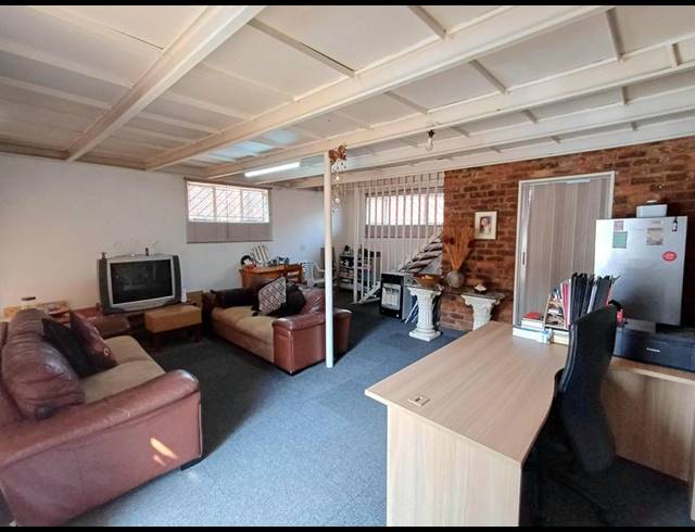 9 BEDROOM HOUSE FOR SALE IN LAUDIUM